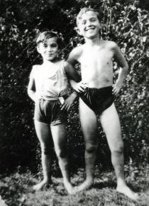 Oskar Rosenstrauch und seine Schwester Franziska Ball im Augarten in Wien