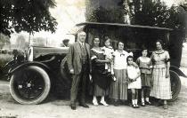 Adolf Kolm bei seiner Arbeit als Chauffeur