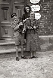 Elkhonen Saks with his sister Ite Saks and their nurse Zelma