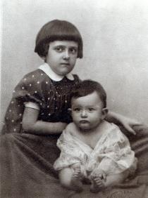 Bluma Lepiku and her sister Mena Shumiacher