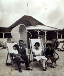 Bluma Lepiku and her sister with their parents