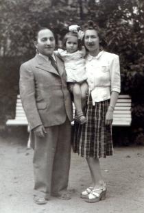 Cilja Laud with her mother Chana and father Isaac Perelman