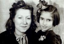 Cilja Laud with her mother Chana Perelman