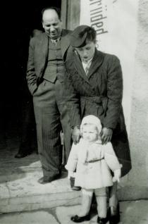 Revekka Blumberg with her parents