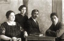 Marcel Mendelev with her parents and brother Philip Korobov
