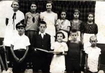 Gheorghe Grunbaum and his classmates
