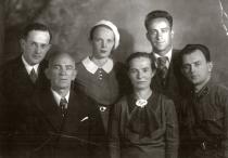 Evgenia Shapiro's father Jacob Shapiro and his family