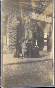 Großmutter Amalie Brill und Töchter vor der Fabrik Taborstraße
