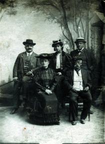 Flora Fleischer mit ihrer Familie