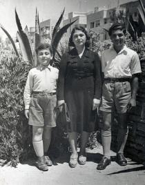 Ernesta Ezra Menda and her sons in Israel