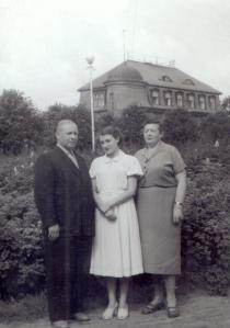 Etta Ferdmann with her parents Zinaida and Gessel Ferdmann