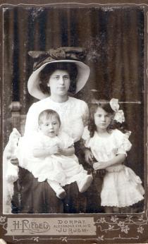 Fanni Kann with her children Alexander Kann and Nata